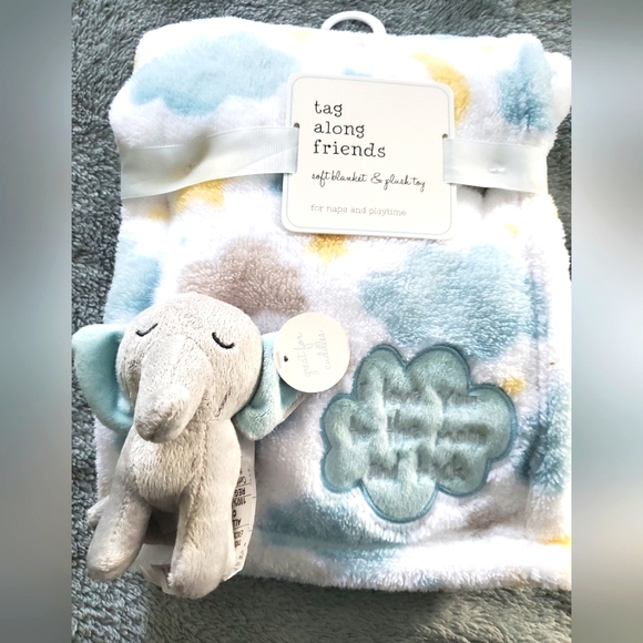 💥Bundle 2/$15💥 Baby blanket with Plush Toy - Picture 1 of 2